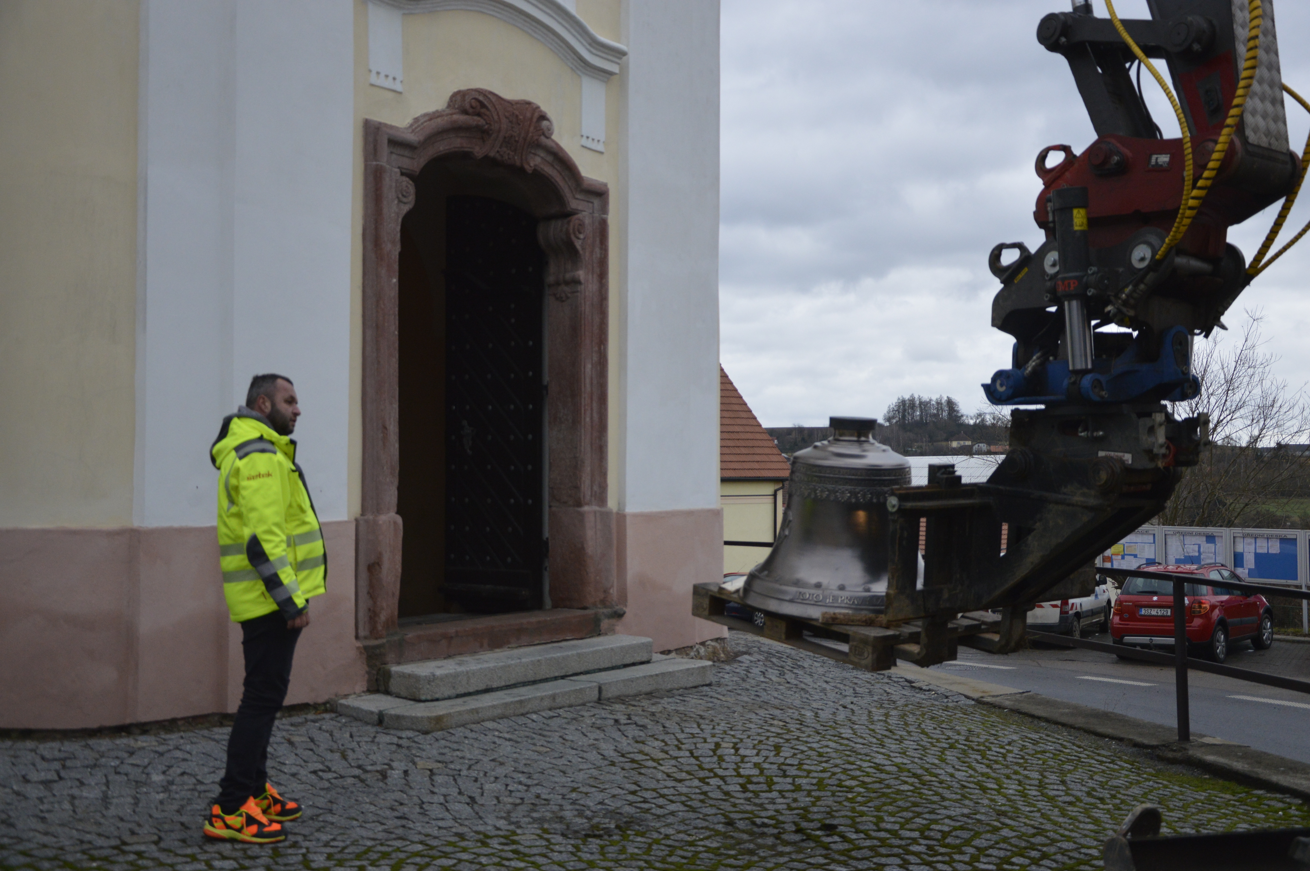 Stěhování zvonu sv. Bartoloměj